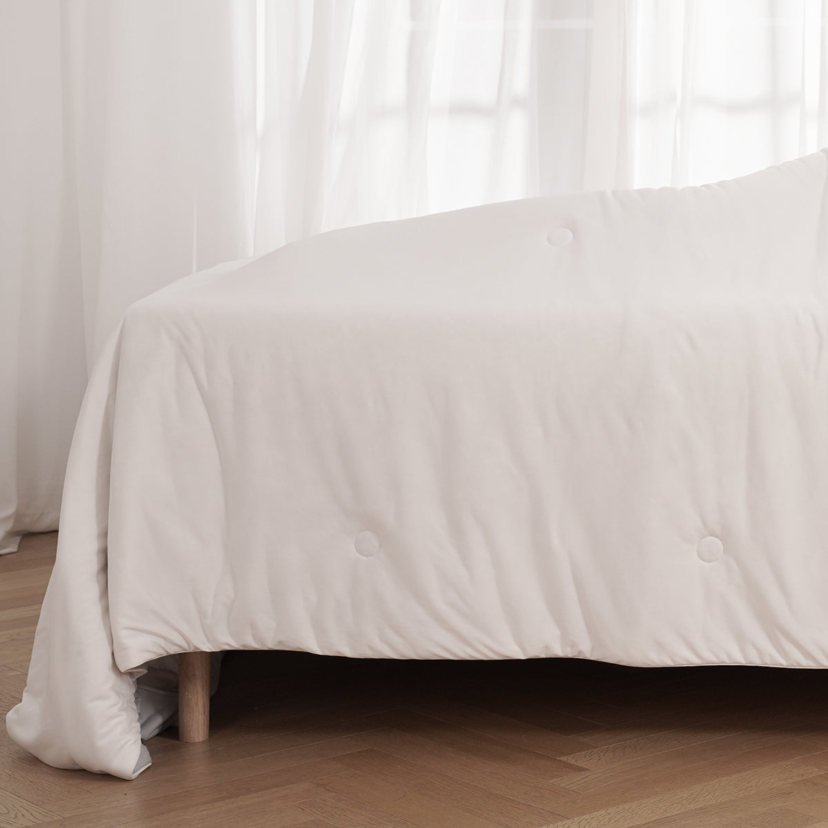 Lightweight Silky Smooth Cooling Comforter